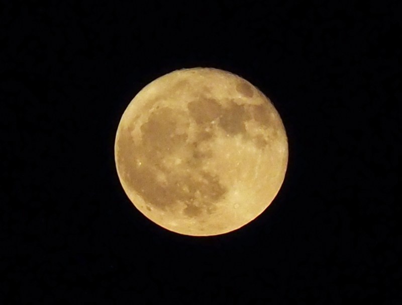 Luna Llena sobre Barcelona, de torre a torres, con su reflejo entre las dos Torres, apunta a la Sagrada Familia.